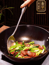 油熱下香腸炒至兩面微焦，下姜蒜、干辣椒、小米椒碎爆香