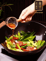 下蒜苗炒軟，沿鍋邊烹入一勺料酒，加醬油、蠔油、白糖調(diào)味炒勻