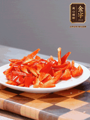 藕帶洗凈，斜切成小段備用、姜切絲、蒜切片、辣椒斜切，再切少許蒜