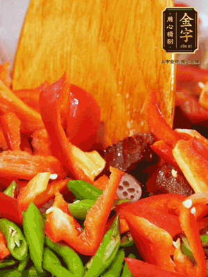 油熱后放入蒜末，下醬油肉煸香