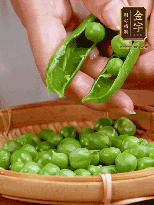 甜豆去殼，剝出甜豆米。百合小心剝成片。