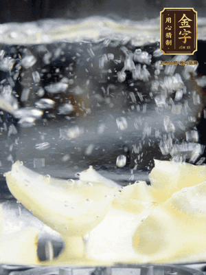 燒開(kāi)一鍋水，甜豆米、百合燙10秒