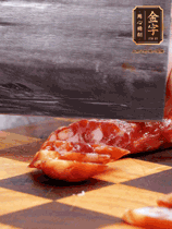 處理食材：香腸切片，土豆切塊、胡蘿卜切丁、豆角切段