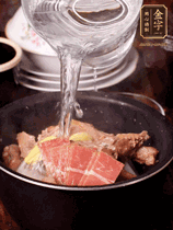 所有食材放入電飯鍋，加2勺料酒，足量的開(kāi)水，按煲湯鍵煮湯