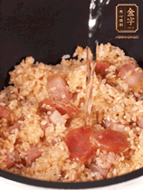 一起放入電飯鍋，加入剛好沒(méi)過(guò)食材的水。