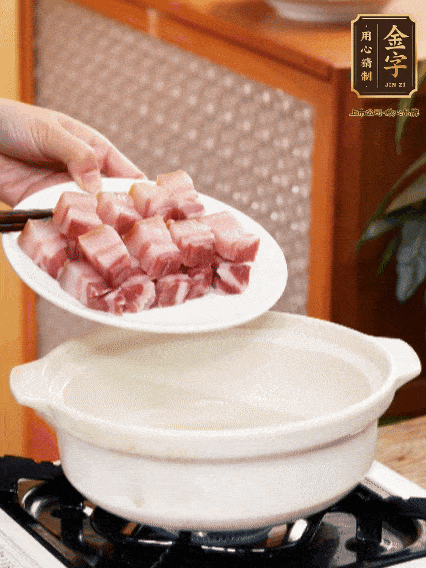 鍋內倒油，下咸肉微微煸炒，再放排骨炒一下