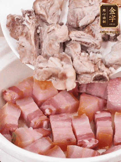 倒入開水燉煮，大火燒開后轉小火