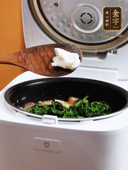 放入電飯鍋、加1勺豬油翻拌均勻