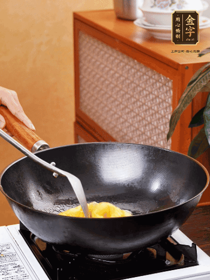 熱油，下雞蛋液煎好，盛出備用