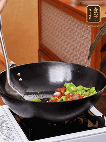 再放入蠶豆翻炒，加一點點醬油調(diào)味