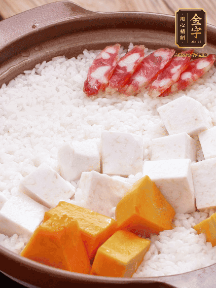 砂鍋涂油，放入泡好的大米。鋪上芋頭、南瓜，倒入開水剛好沒過，中火煮到水收干