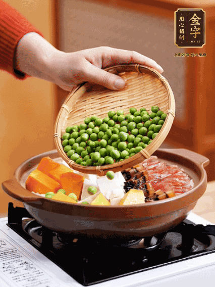 再鋪上臘腸、醬油肉、豌豆，小火煲6分鐘