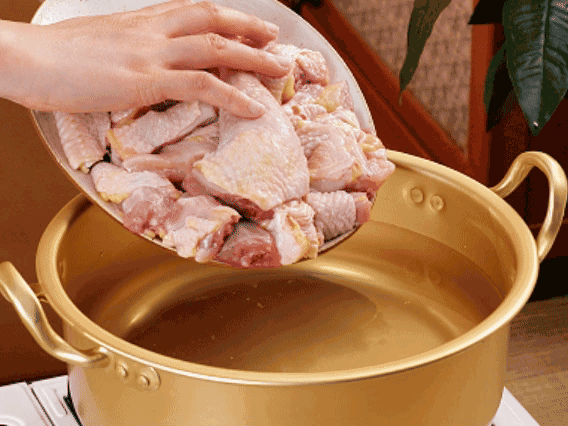 雞肉冷水下鍋，加蔥姜焯水