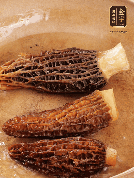 少許油，新鮮羊肚菌煎香