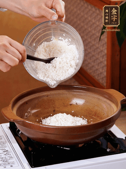 砂鍋中倒入煎羊肚菌的油，涂勻。加入提前浸泡過(guò)1小時(shí)的生米，再加入和生米齊平的水,,蓋蓋子，大火煮沸后轉(zhuǎn)小火煮至水分微干