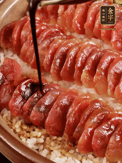 淋上醬汁攪拌均勻
調(diào)一個(gè)醬汁：生抽2匙、老抽半匙、蠔油半匙、白砂糖1/3匙、雞精1/3匙、香油5滴、水1匙