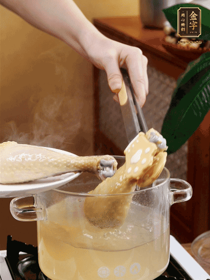 雞腿冷水下鍋，加蔥姜焯水，洗凈備用