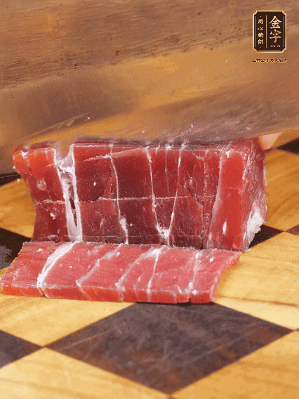 金字飄香火腿塊切片，溫水浸泡5分鐘