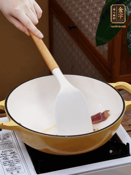 油熱，姜絲、火腿微微煸出香味