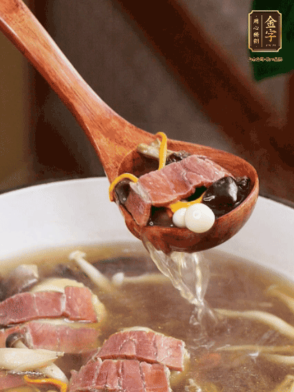 加羊肚菌、雞縱菌、蟲草花、海鮮菇、白玉菇再煮20分鐘