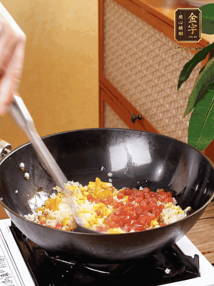 放隔夜飯攪散，加香腸，1勺生抽、半勺鹽調味。最后撒蔥花