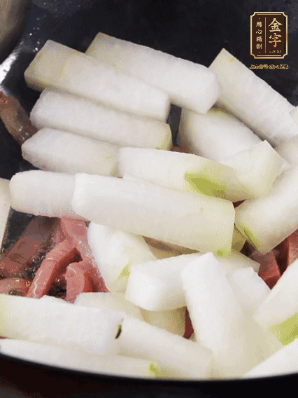 再下冬瓜微微煸炒，加一小碗水，中小火煨5分鐘