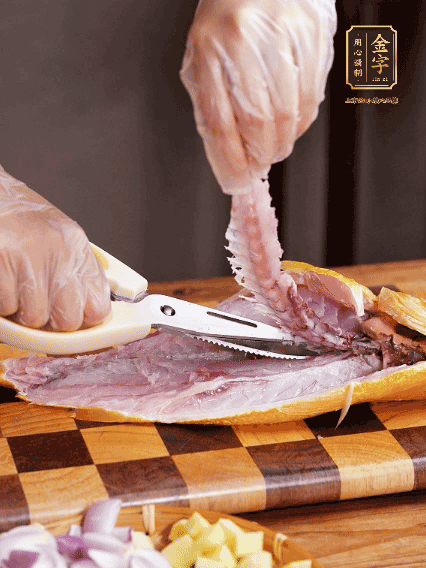 黃魚處理干凈，對半片開去骨，泡入蔥姜水、料酒、鹽調(diào)成的料汁中浸泡15分鐘，擦干水分