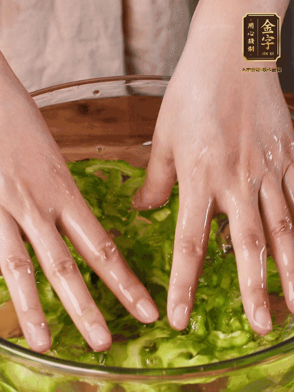 苦瓜去瓤切片，用鹽腌20分鐘，反復(fù)洗凈去苦味