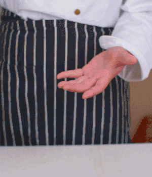 小蔥切碎，淡火腿切碎。