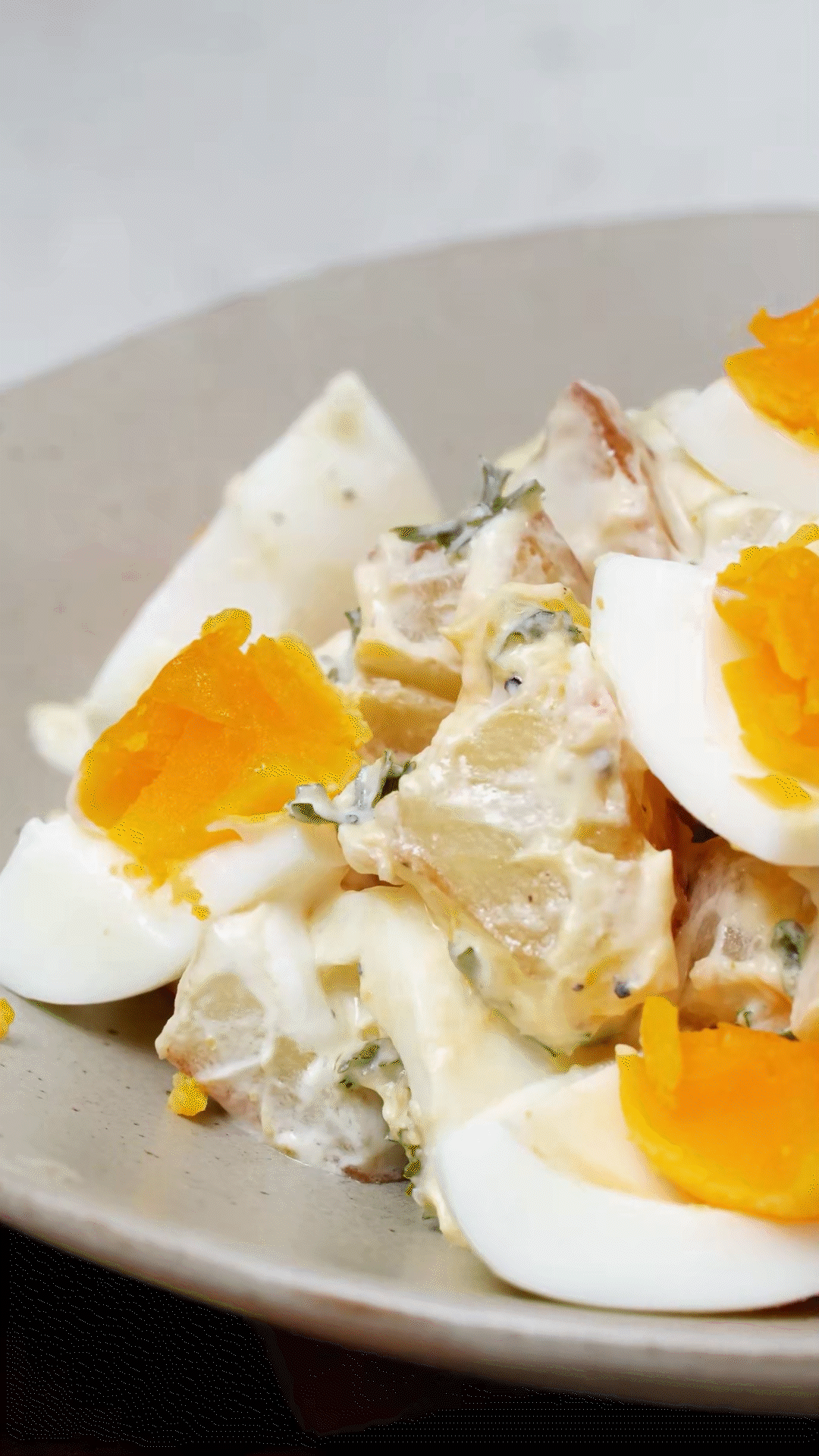 土豆塊和雞蛋加入醬汁，拌勻裝盤