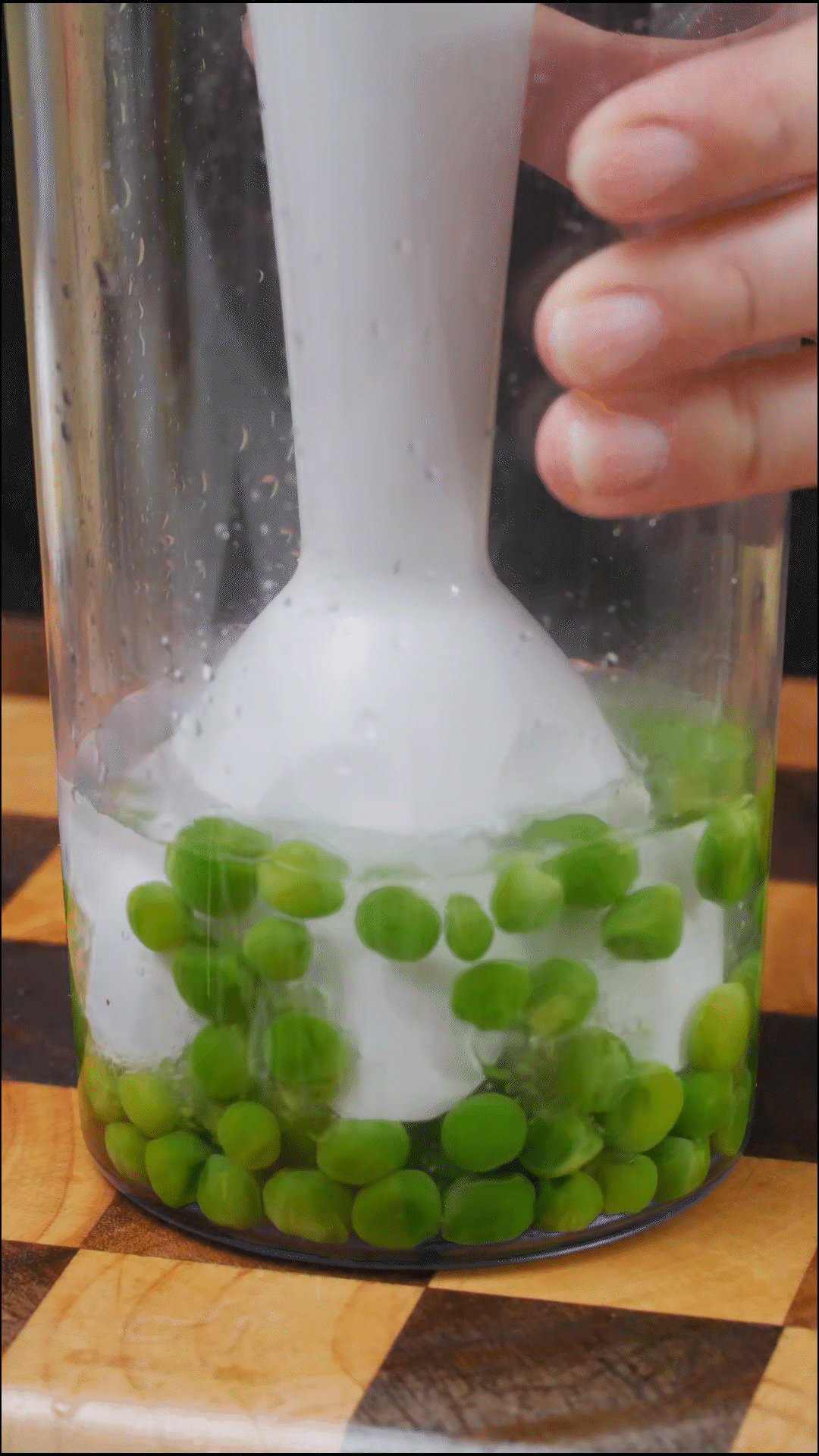 斷生的豌豆加水和大蒜，放入料理機(jī)打成糊狀
