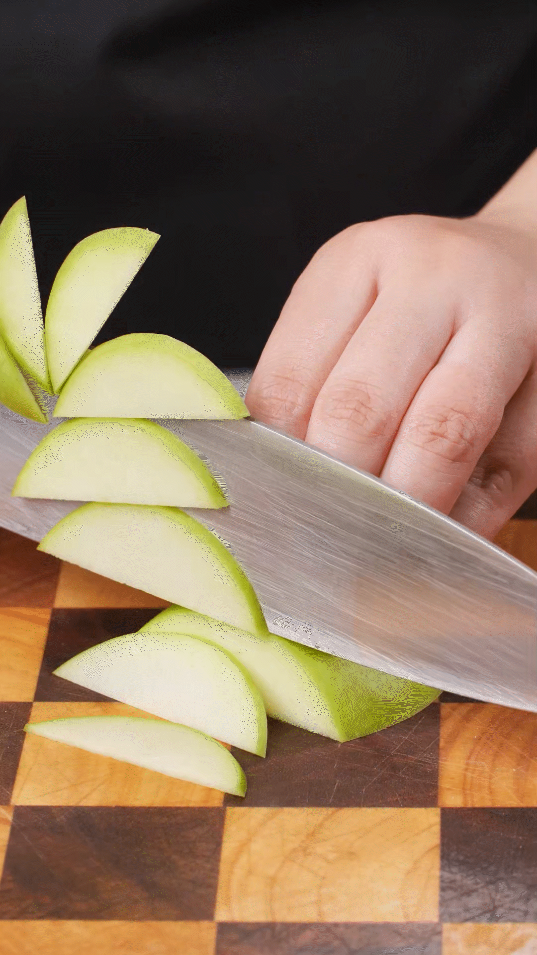 蘋果、梨子洗凈改刀
