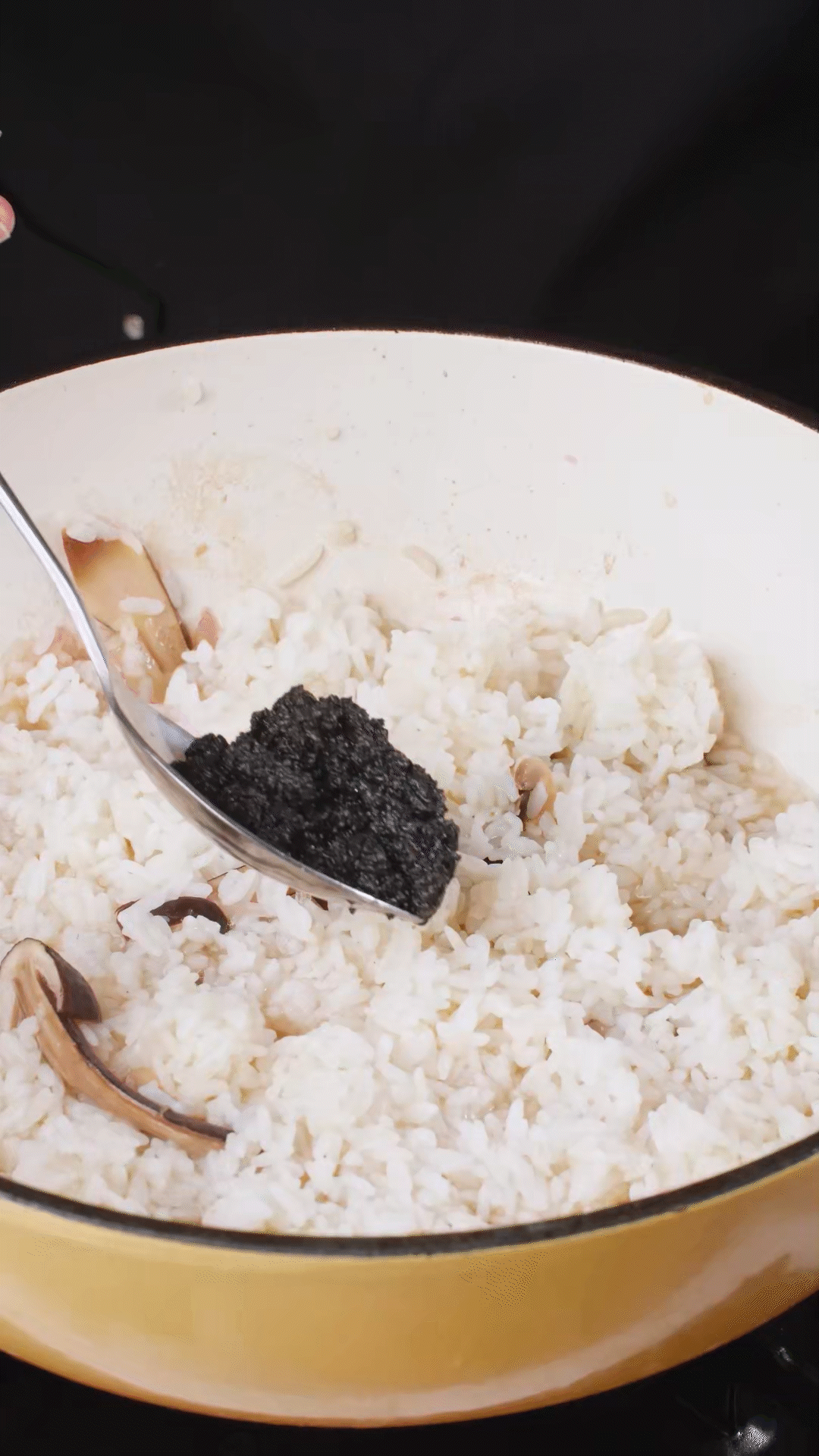 底油放入洋蔥爆香后加入黑皮雞樅菇、口蘑，用白葡萄酒增鮮
