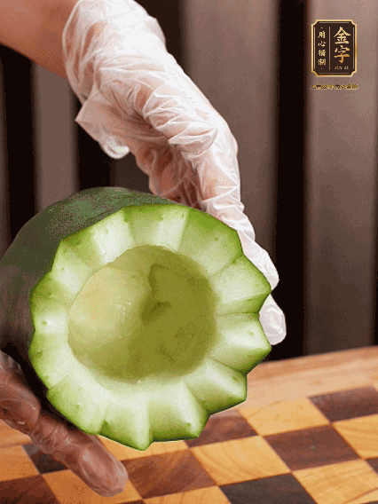 將小冬瓜洗凈，頂端切開去瓜瓤，改刀切口呈鋸齒狀