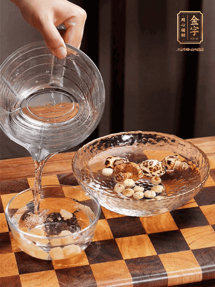 將雞肉、鮑魚、蝦仁焯水，冬菇、蓮子、干貝泡發(fā)