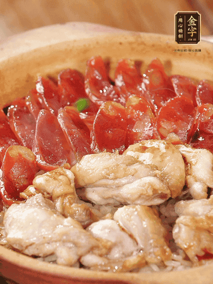 蓋蓋小火燜，沿鍋邊淋一圈油，轉(zhuǎn)動砂鍋燜4分鐘