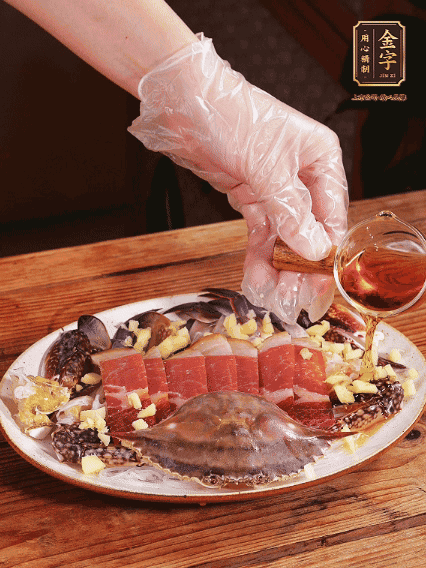 冷水上鍋蒸12分鐘（具體看蟹的大?。詈笕錾鲜[絲、澆上熱油即可