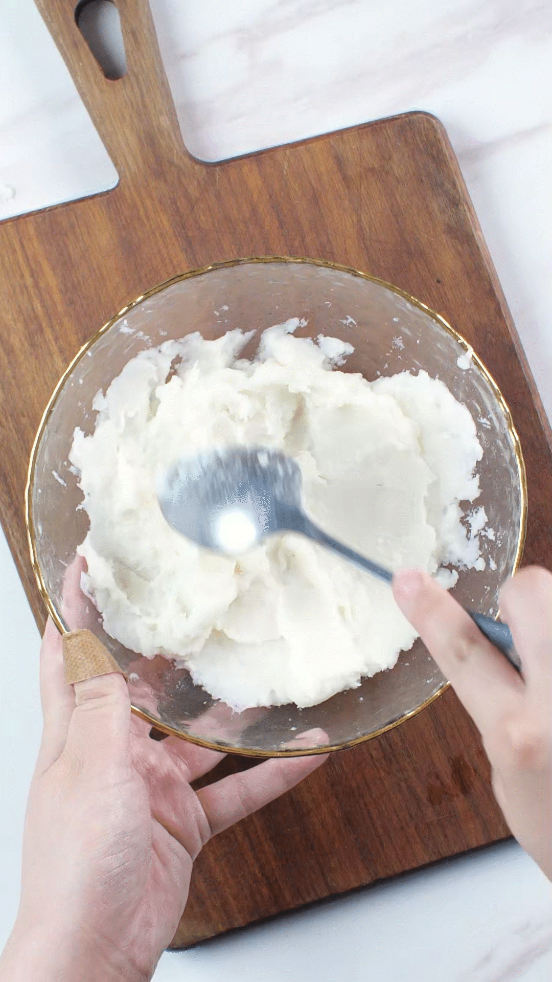 山藥去皮蒸熟，用涂抹奶酪、海鹽、橄欖油調(diào)味