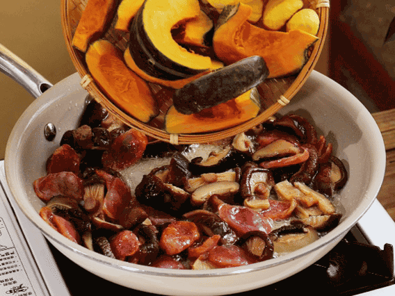 清洗好的大米放入電飯鍋，加裹滿醬汁的食材，再加剛好沒(méi)過(guò)食材的水，攪拌一下