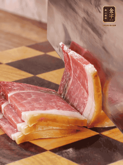 金字火腿切片，溫水浸泡5分鐘；肉皮泡發(fā)，切成小塊。