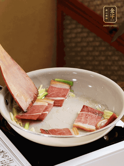 熱油下鍋，火腿、蔥姜蒜煸出香味備用