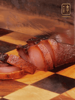 金字醬肉，煮熟切條；蓮藕去皮，切成條狀，焯水2分鐘