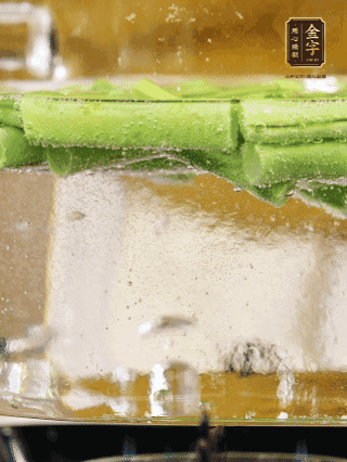 豆角切成段，加油焯水1分鐘