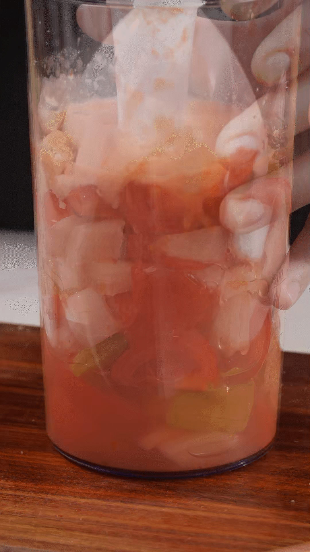 加入水、橄欖油、蘋果醋