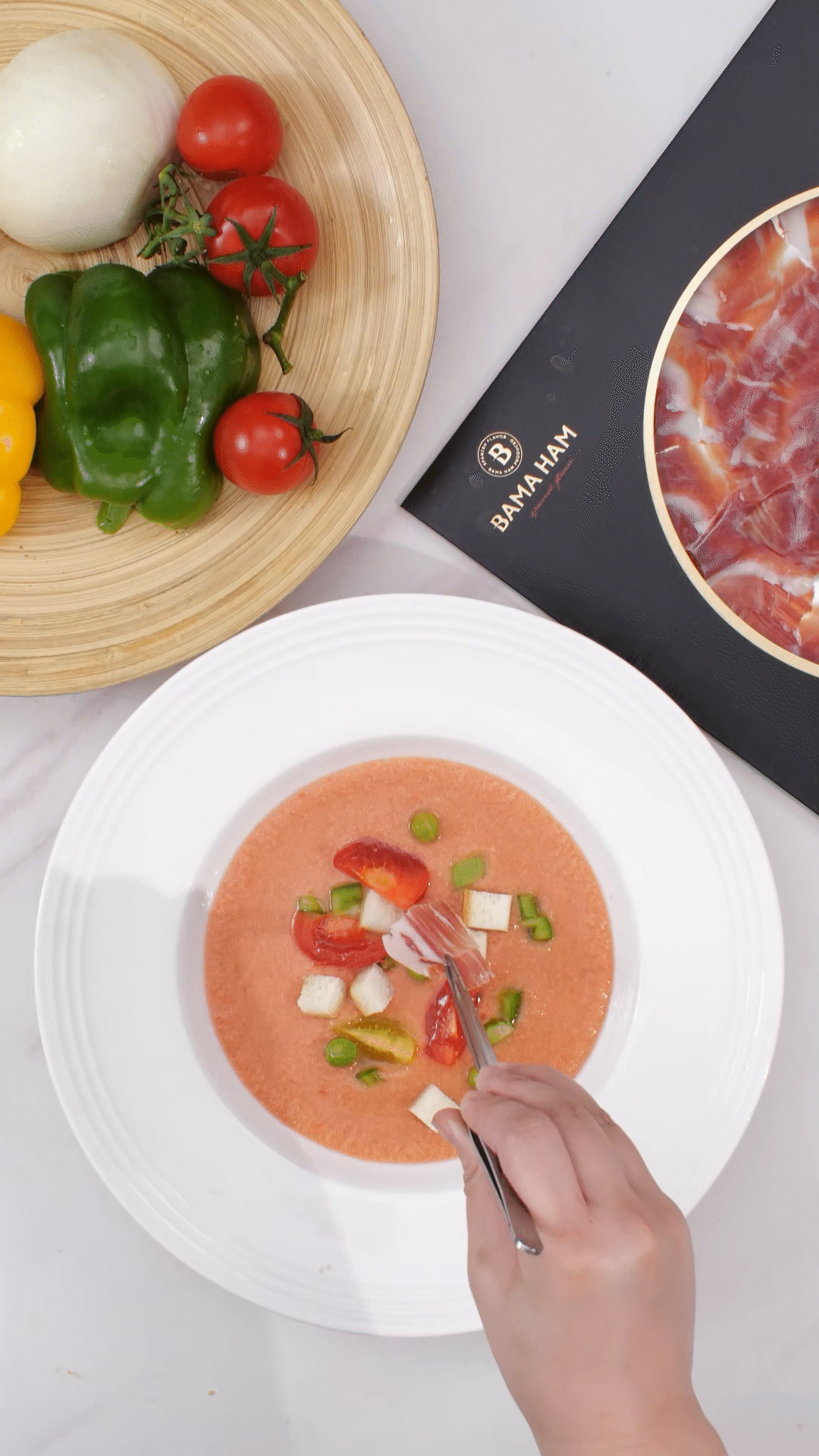 擺盤時，加入青豆，面包丁，黃瓜丁，烤面包丁，番茄丁