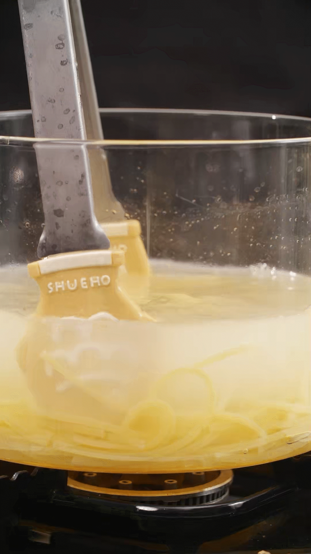 將意面煮熟，到自己喜歡的熟度。撈出過冷水，瀝干
