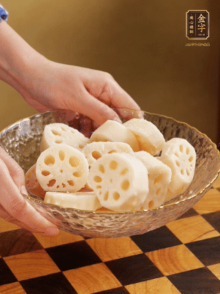 蓮藕洗凈削皮，切大塊，用鹽、糖腌制30分鐘。