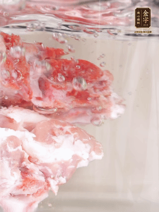 豬骨冷水下鍋，加蔥姜、料酒焯水4分鐘。