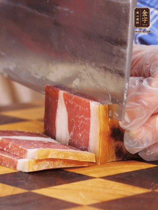 金字火腿切片，溫水浸泡5分鐘