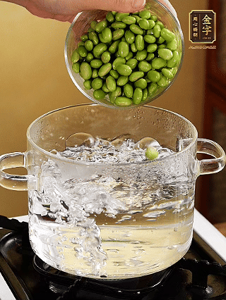 嫩毛豆汆燙1分鐘。